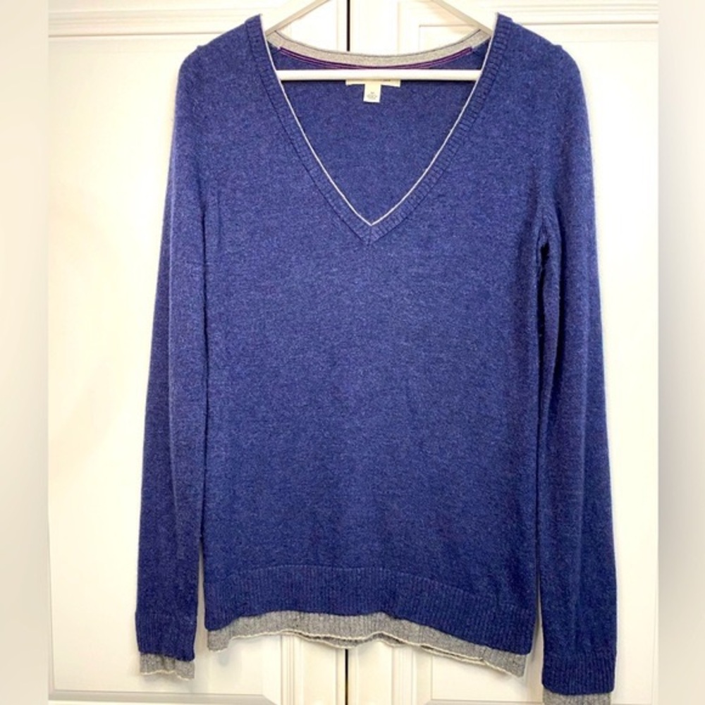 EUC Banana Republic Womens Sz Medium Navy V Neck Sweater Italian Yarn Grey Trim